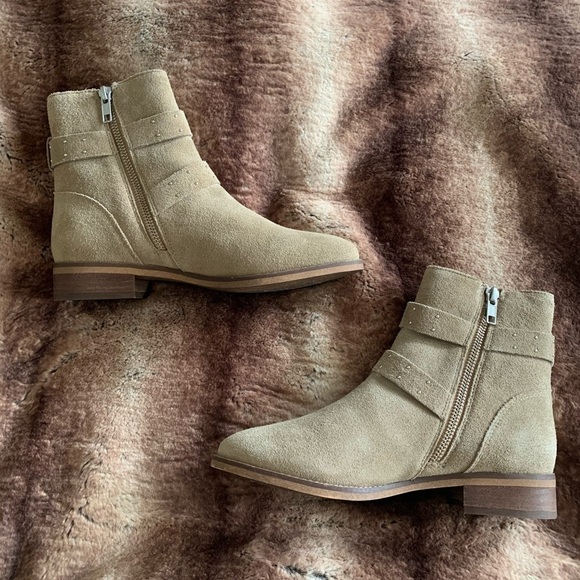 BP Flat Taupe Buckle Boot - Picture 6 of 10